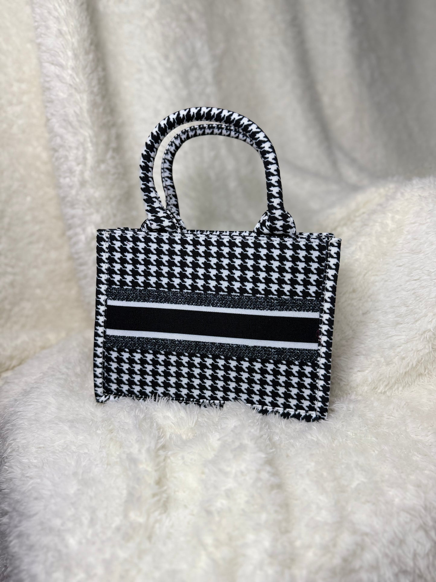 Mini Top-Handle Tote – Structured & Stylish